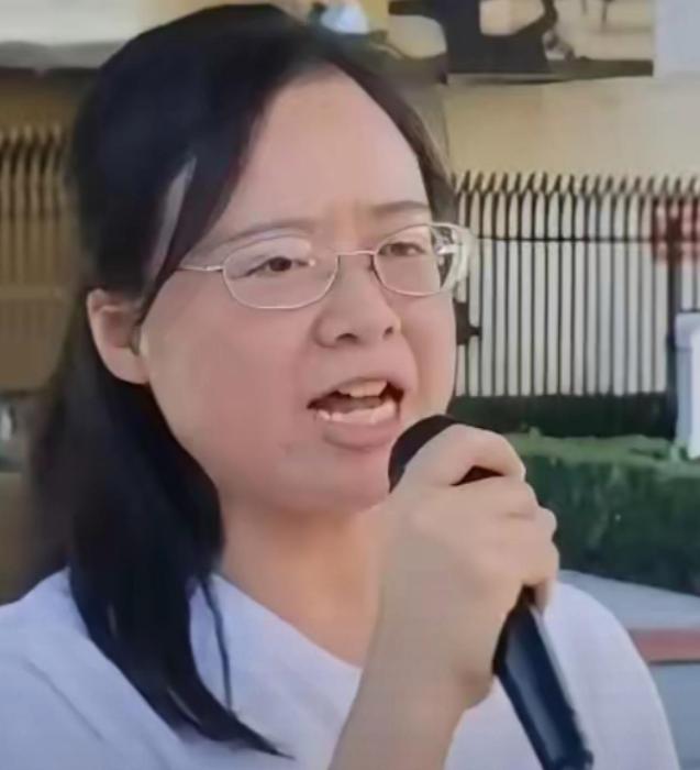 周君红在美国发表了反华声明，要求中国归还其祖父、外祖父家当年作为地主时的地产、钱