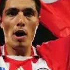 北京时间4月16日，现年42岁的前巴拉圭国脚，本菲卡的传奇前锋奥斯卡-卡多索在社