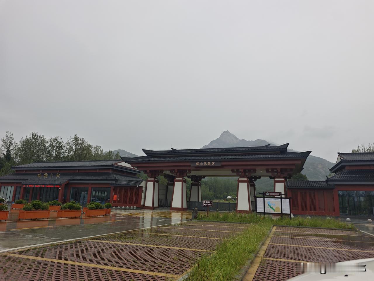 在泌阳的景点我还真的都没有去过，第一个出名的就盘古山了，从小就听过盘古也开天辟地