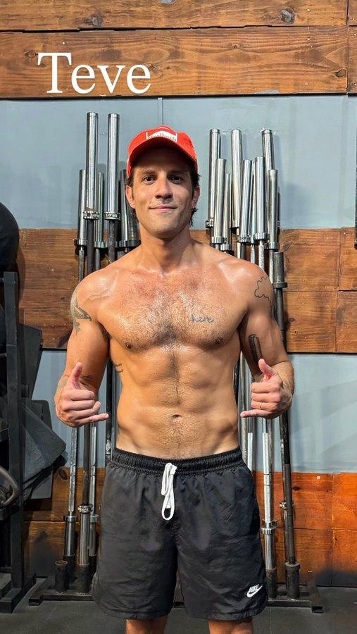 Chay Suede 剃胡子了。​之前：​他本名Roobertchay Domi