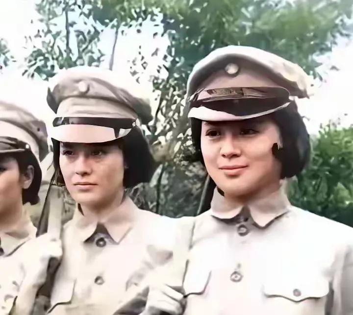 不要再被误导了，这才是真正的中国远征军中的女兵。
她们年纪轻轻，青春靓丽，英姿飒