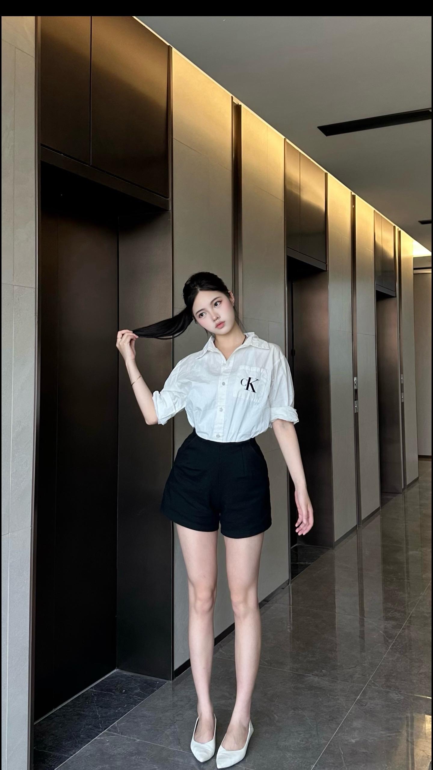 纯白的。