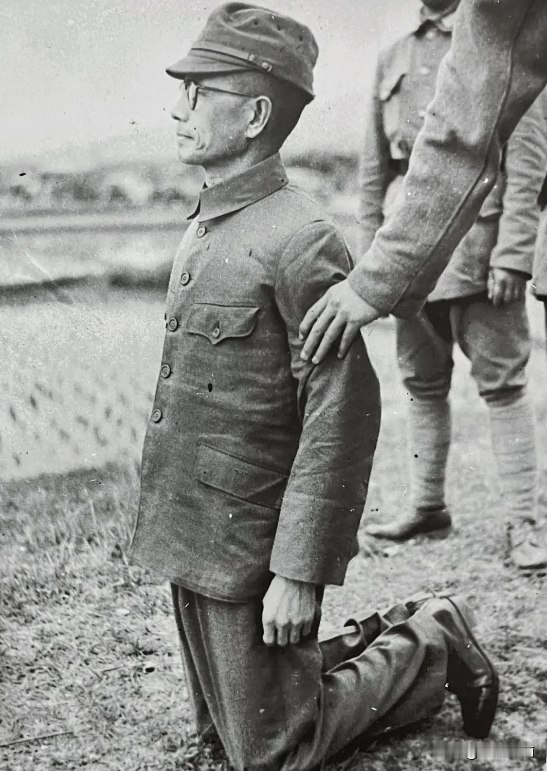 1947年，一个日军中将被执行枪决。然而，连中三枪他都没死。突然，监刑军官对开枪