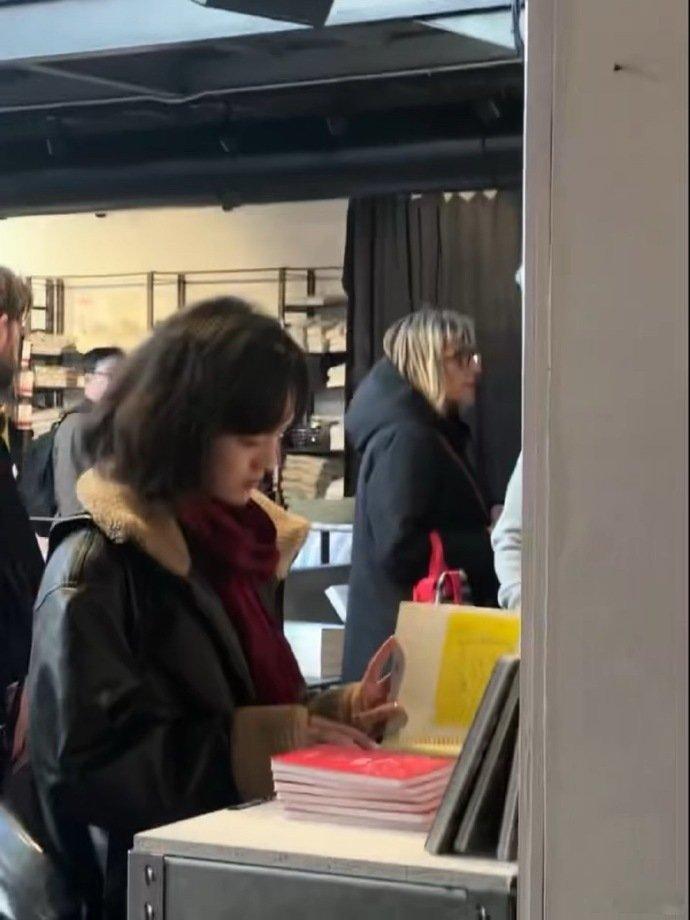 文淇巴黎被偶遇文淇巴黎看书被偶遇，就这样水灵灵偶遇啦！文淇巴黎看书被偶遇