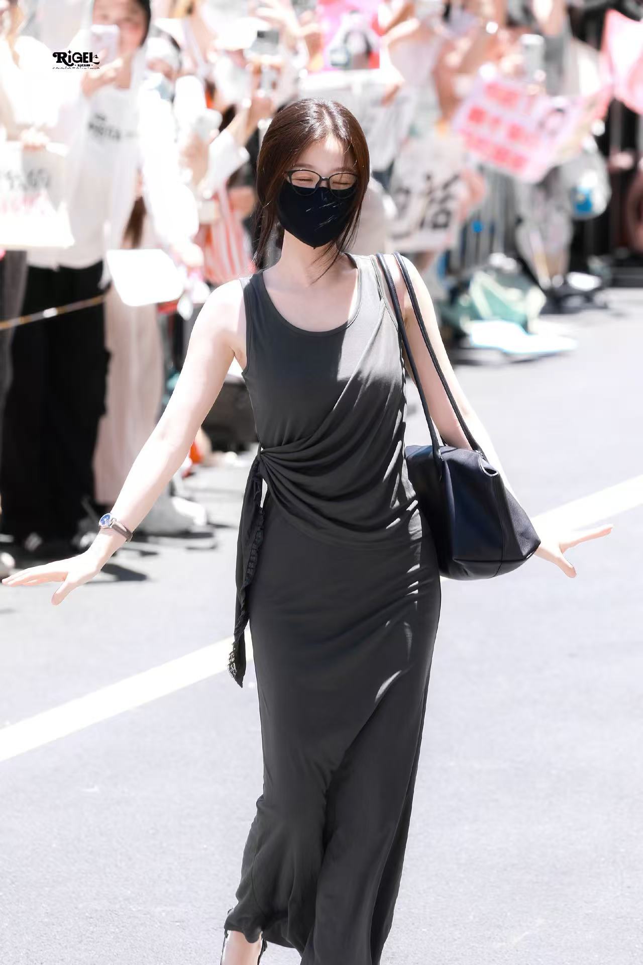 虞书欣 EstherStyle虞私服穿搭来自星星的穿搭 🖤all black风