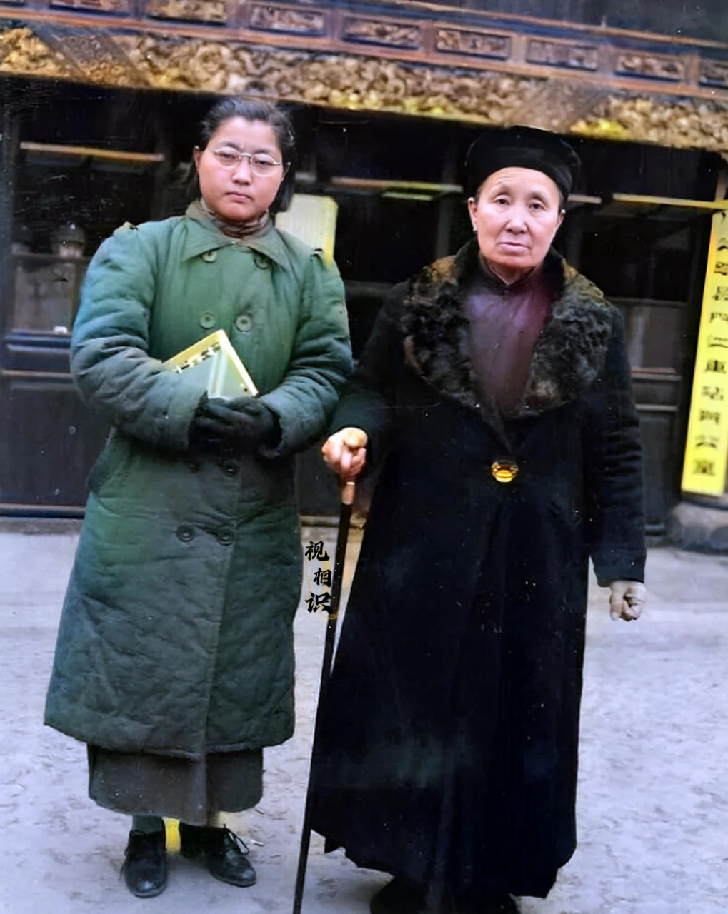 照片中右边这位拄拐老太就是赵洪文国，她是“双枪老太婆”的原型。 - 抗...