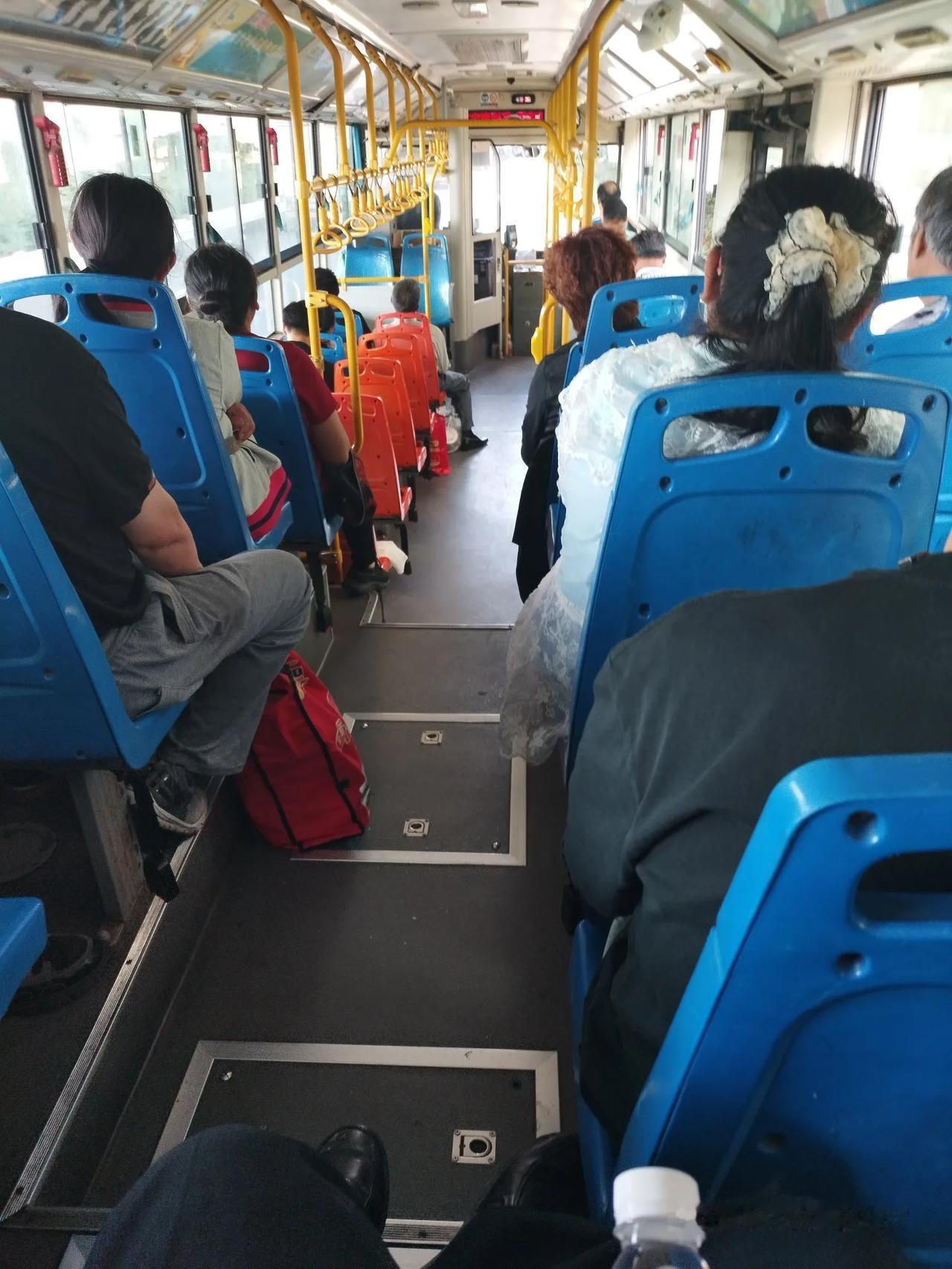 ＃南通公交60路
今天是礼拜五，早上9:12分，我在南通市60路公交车上，现在有