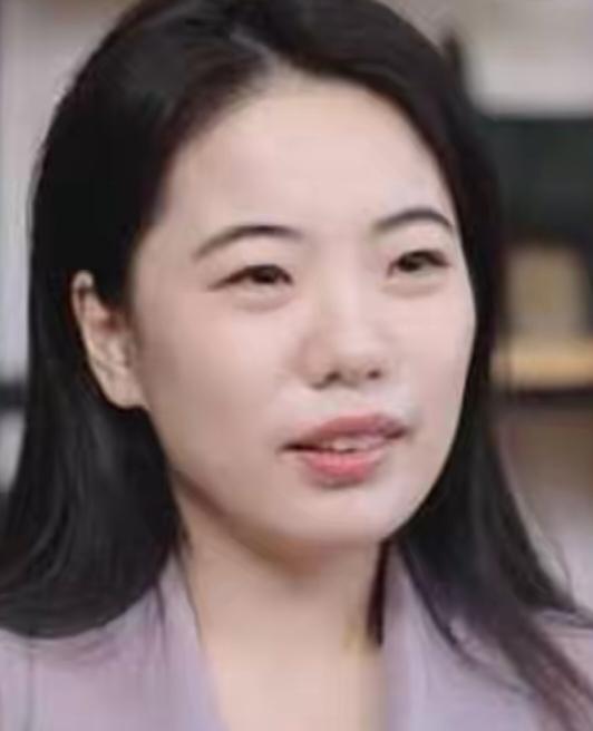 蒋方舟上学基本都是靠特招，
高中，2005年，蒋方舟通过华师一附中面向全省招收文