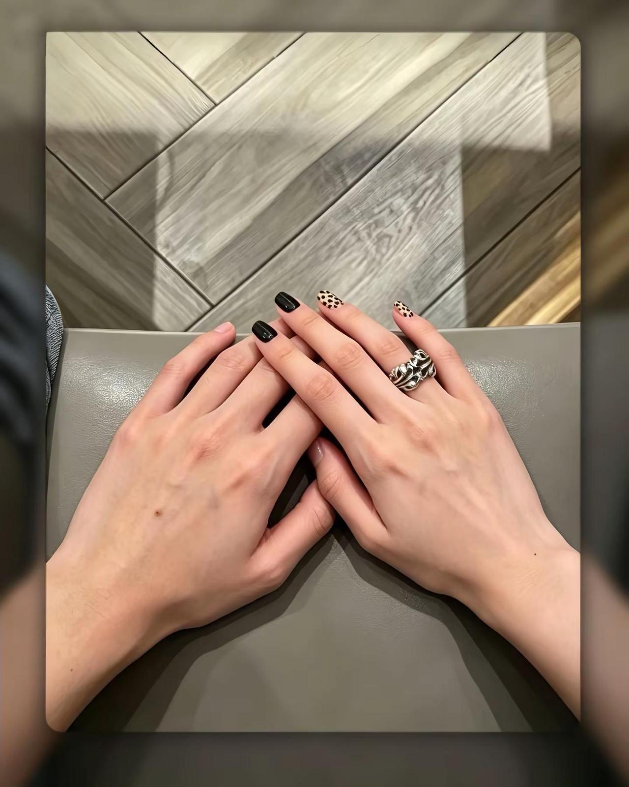 人的手就那么大 握不住太多东西了 我想 握紧你的手就好