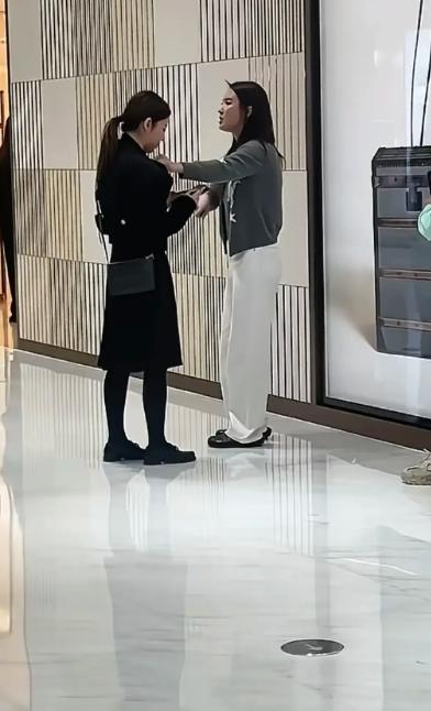LV柜姐勾引男客户发透视照，隐私照片流出，更有13分钟视频曝光[心]

LV，多