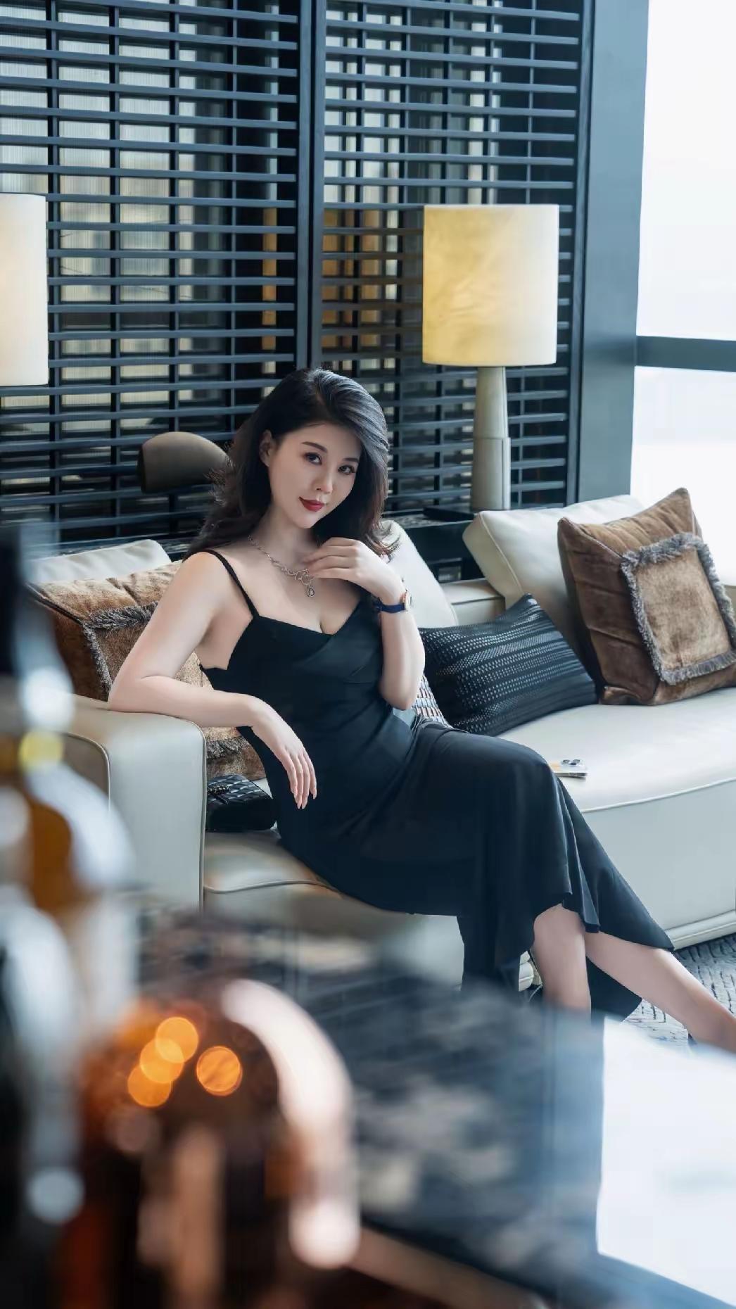 一缕黑色的风，掠过锁骨，便有了形状！
