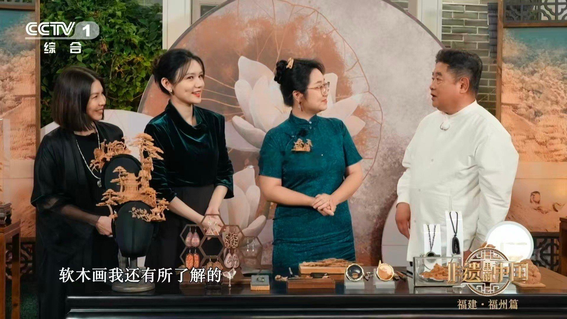 中国人把亭台楼阁戴在头上软木画发饰，将东方韵味戴在头上。一雕一琢间，尽显中国人对