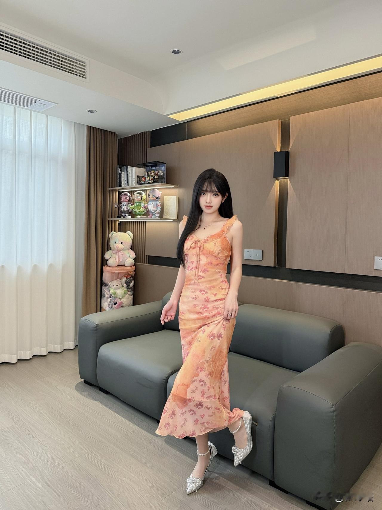 粉橘渐变的碎花像把落日晚霞穿在身上，雪纺料子轻薄又垂顺，走路时裙摆轻轻晃，仙气感