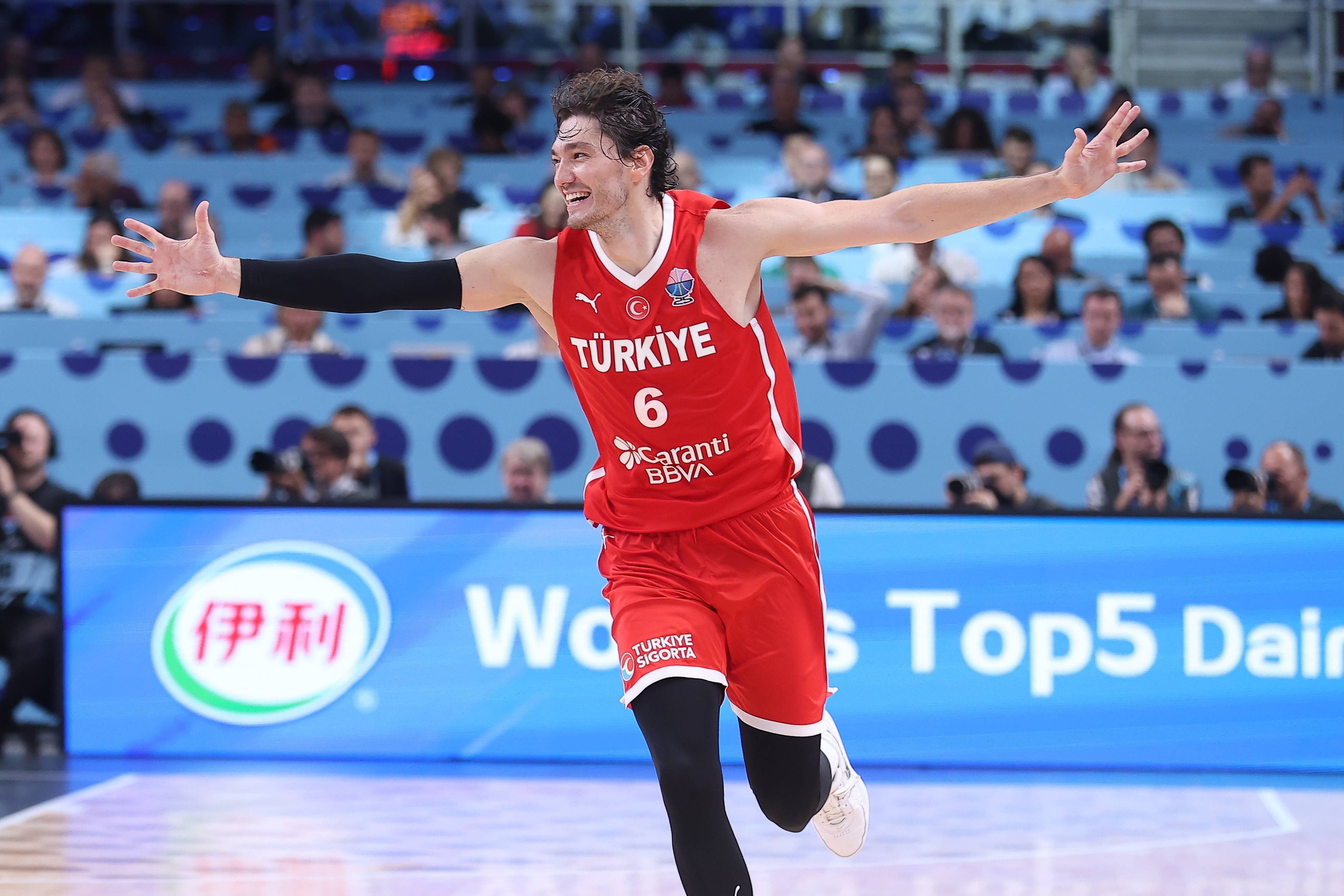 NBA 奥斯曼将接受希腊球队PAOK塞萨洛尼基三年900万欧元的合同 