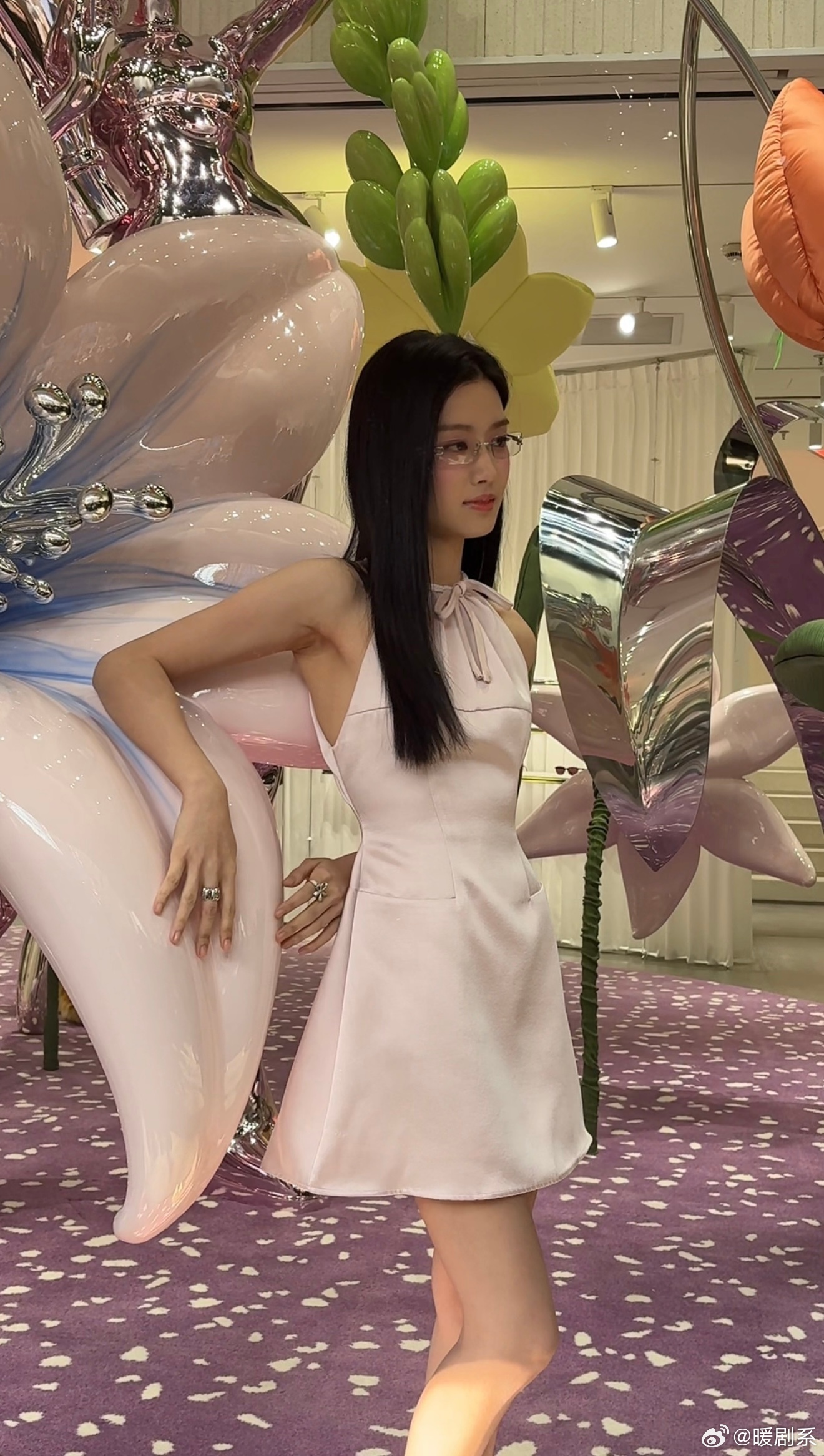 谁收到卢昱晓送的花了 简单的送花举动却包含了很多心意，能感受到她对粉丝的重视。造