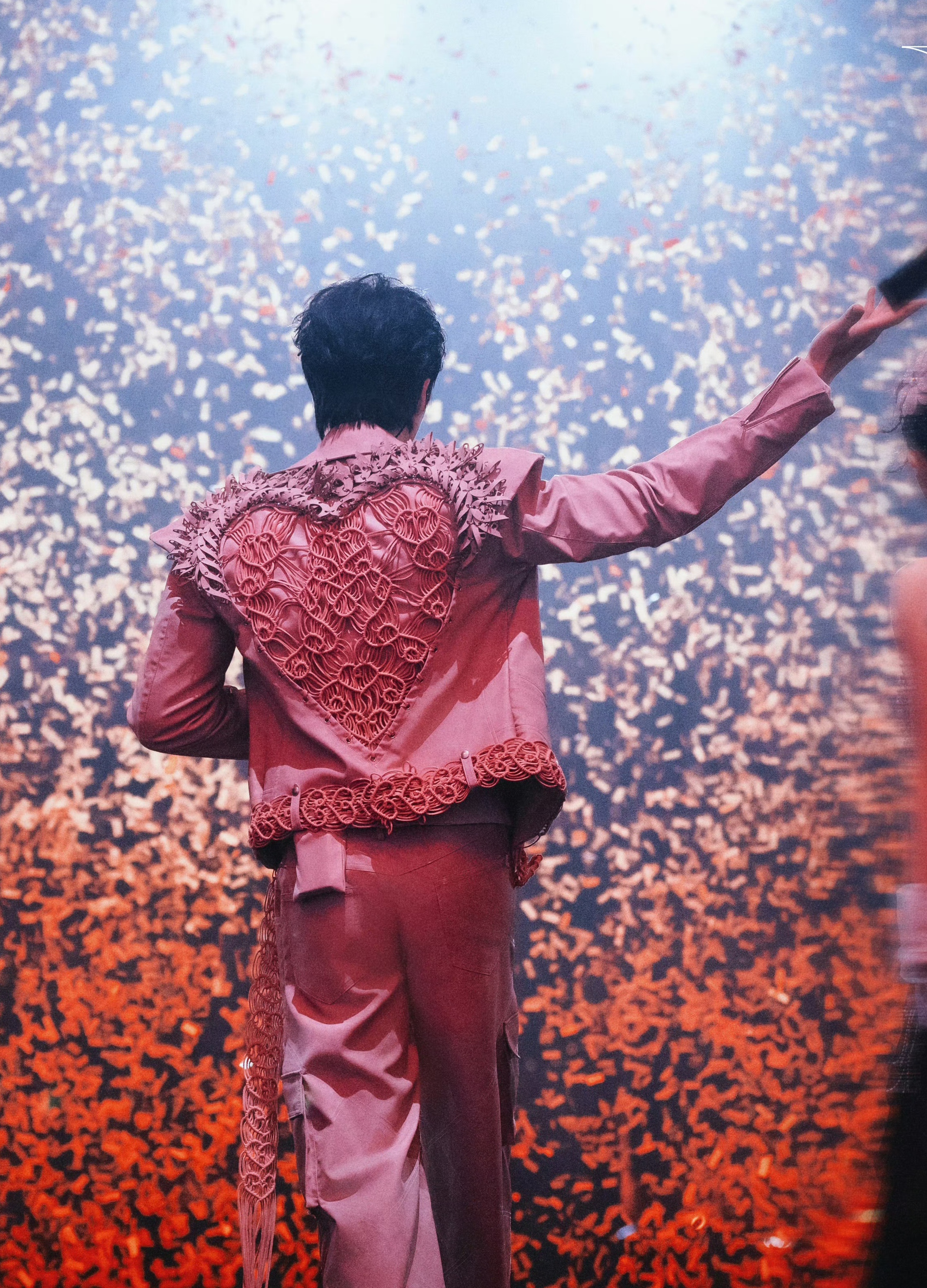 存帅图～刘宇宁南京演唱会look做着许多人的光，曾在黑暗不明的角落倔强，也在万丈