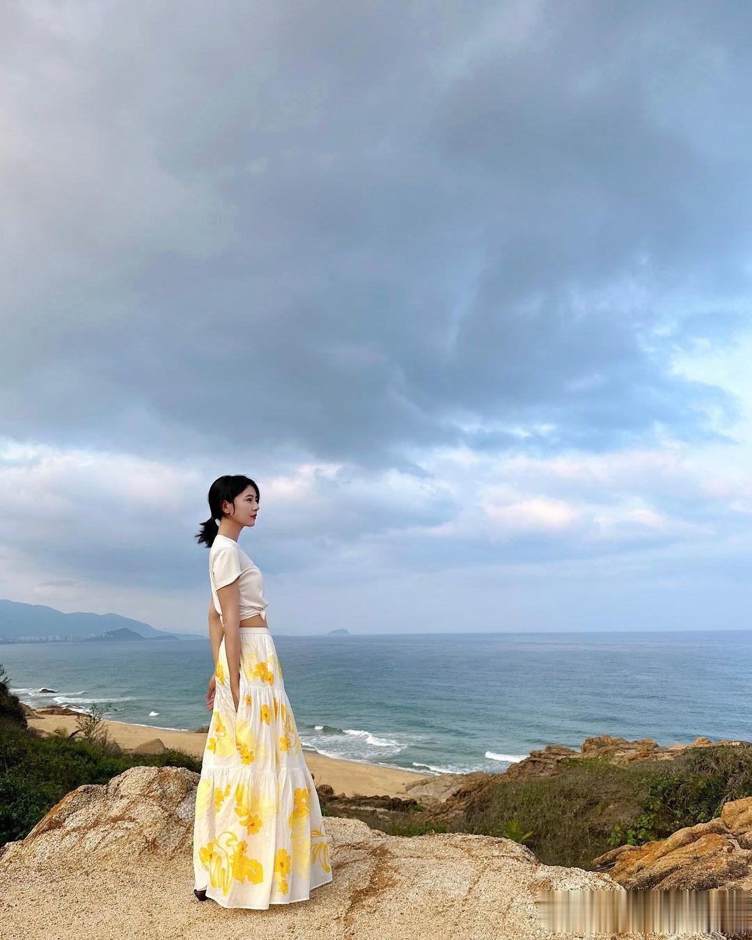明星穿搭~女神高圆圆近期在法国游玩私服，休闲舒适，简约法式。

