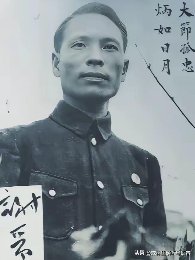 1941年4月24日早上六点，谢晋元在孤军营操场被四个兵围住捅死。
他刚训了两句