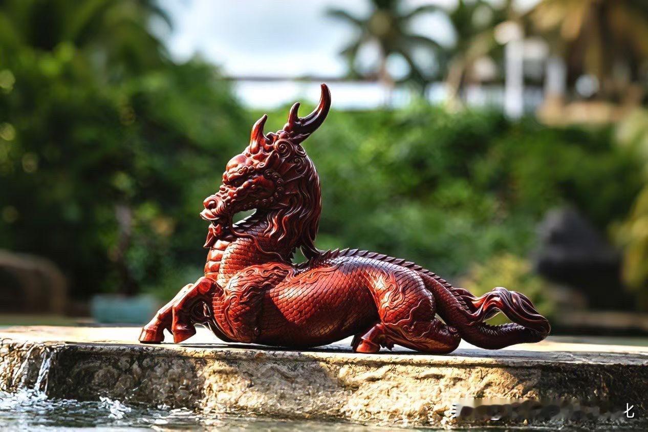 有些气场，不用摆出来，一出现就压得住场。

这尊麒麟，以小叶紫檀整料而成，木色深