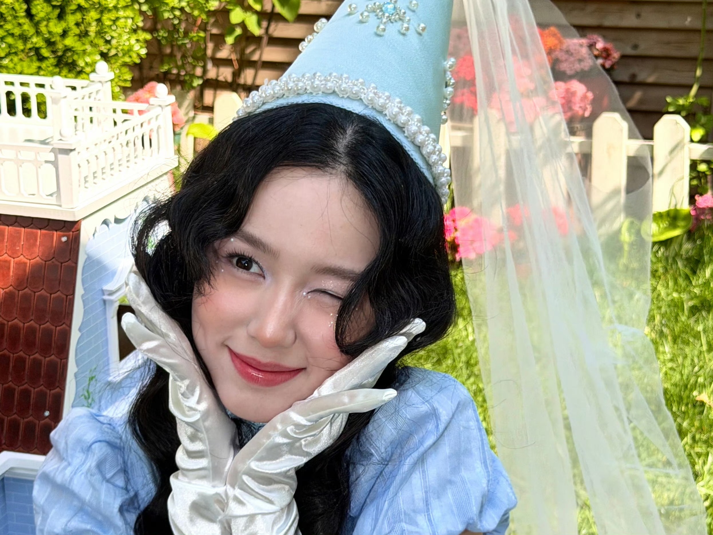 周也520很开心也儿自己过生日肯定很开心呀~祝这个小女孩永远幸福，永远快乐。 