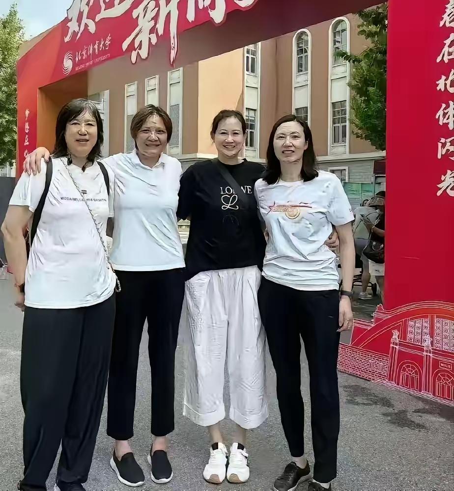 前女排四朵金花，我只认识吴咏梅是河北保定人48岁，中国前女排队长，副攻。女排经典