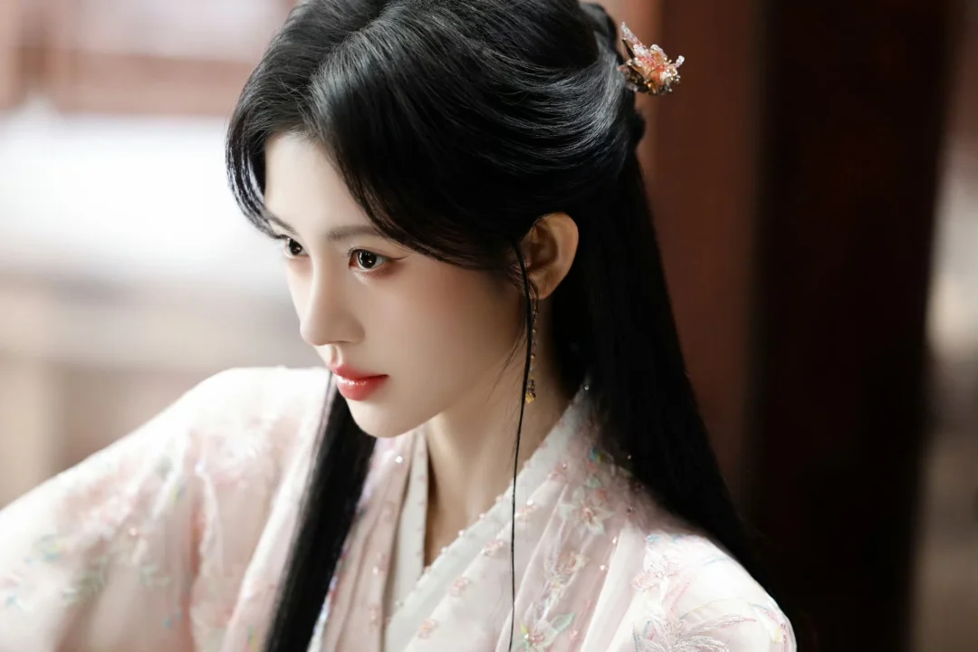 鞠婧祎|粉衣如初桃，春风不解意