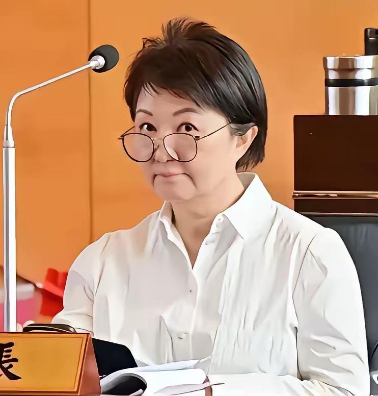 卢秀燕是老了吗？最近一段时间，卢秀燕戴上了眼镜，这个眼镜的戴法，看上去不像近视镜