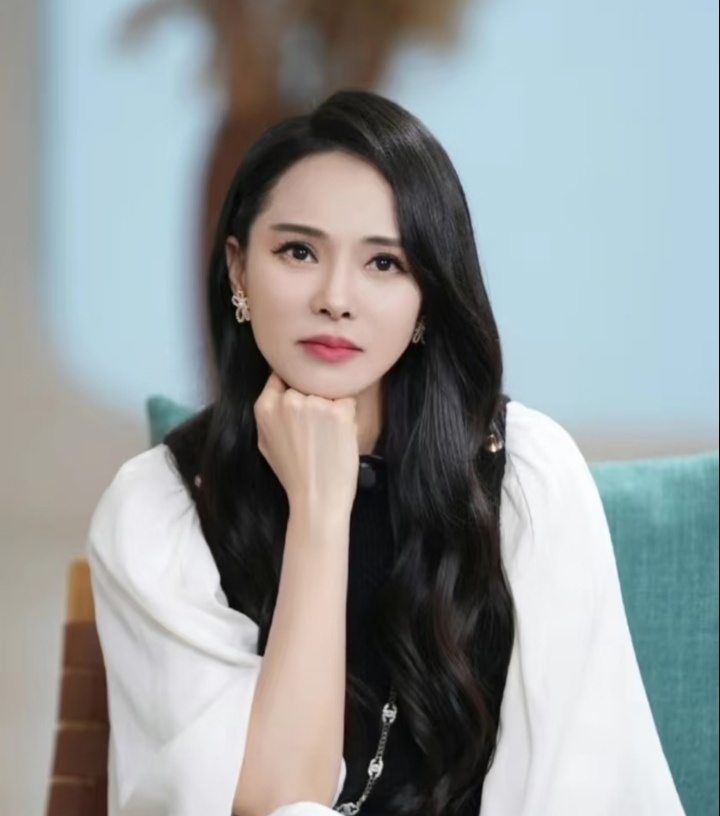 1.动物女星和戏精合作多年，戏精的一些黑历史，动物女星也非常清楚，像之前他“代购
