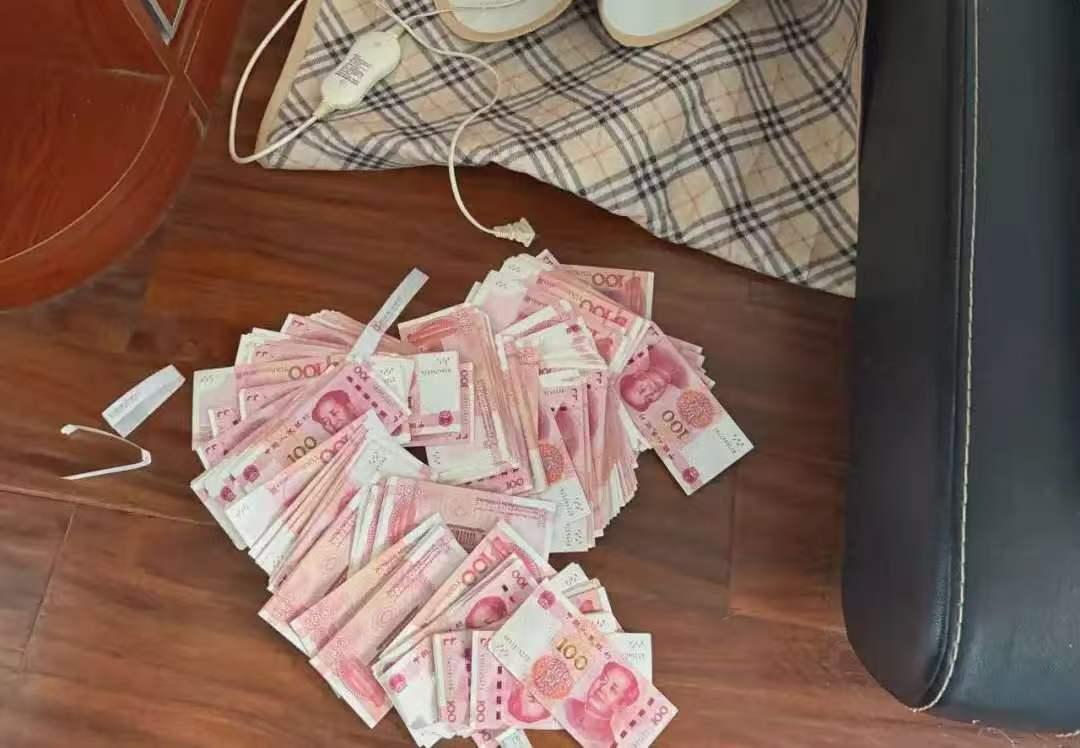 换位思考一下，如果突然看见满地现金，换谁都得当场愣住。
 
厦门一位女士刚租好房