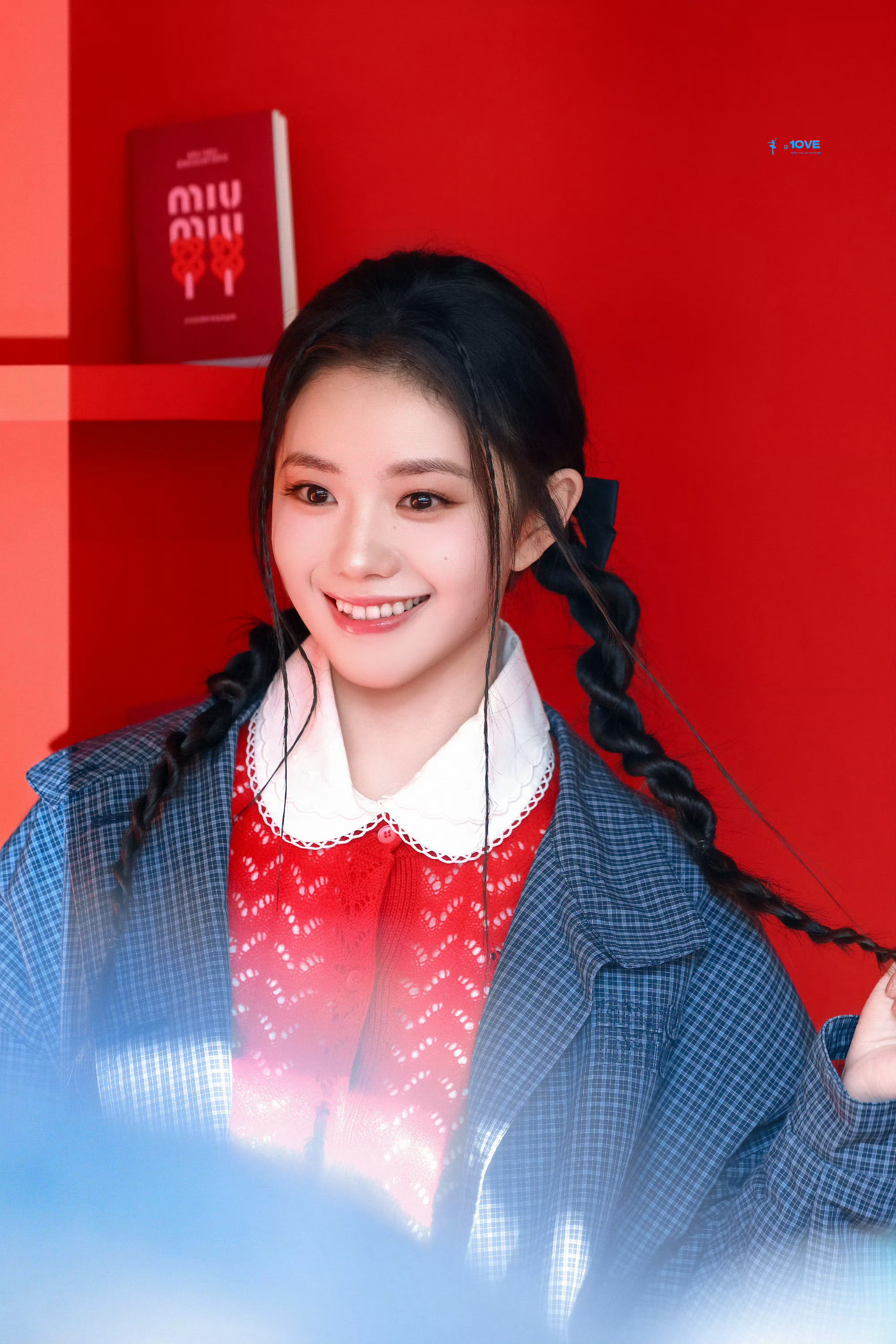 刘浩存蝴蝶结麻花辫 新春活动现场，刘浩存以双麻花辫蝴蝶结造型亮相，刘海与辫梢的灵