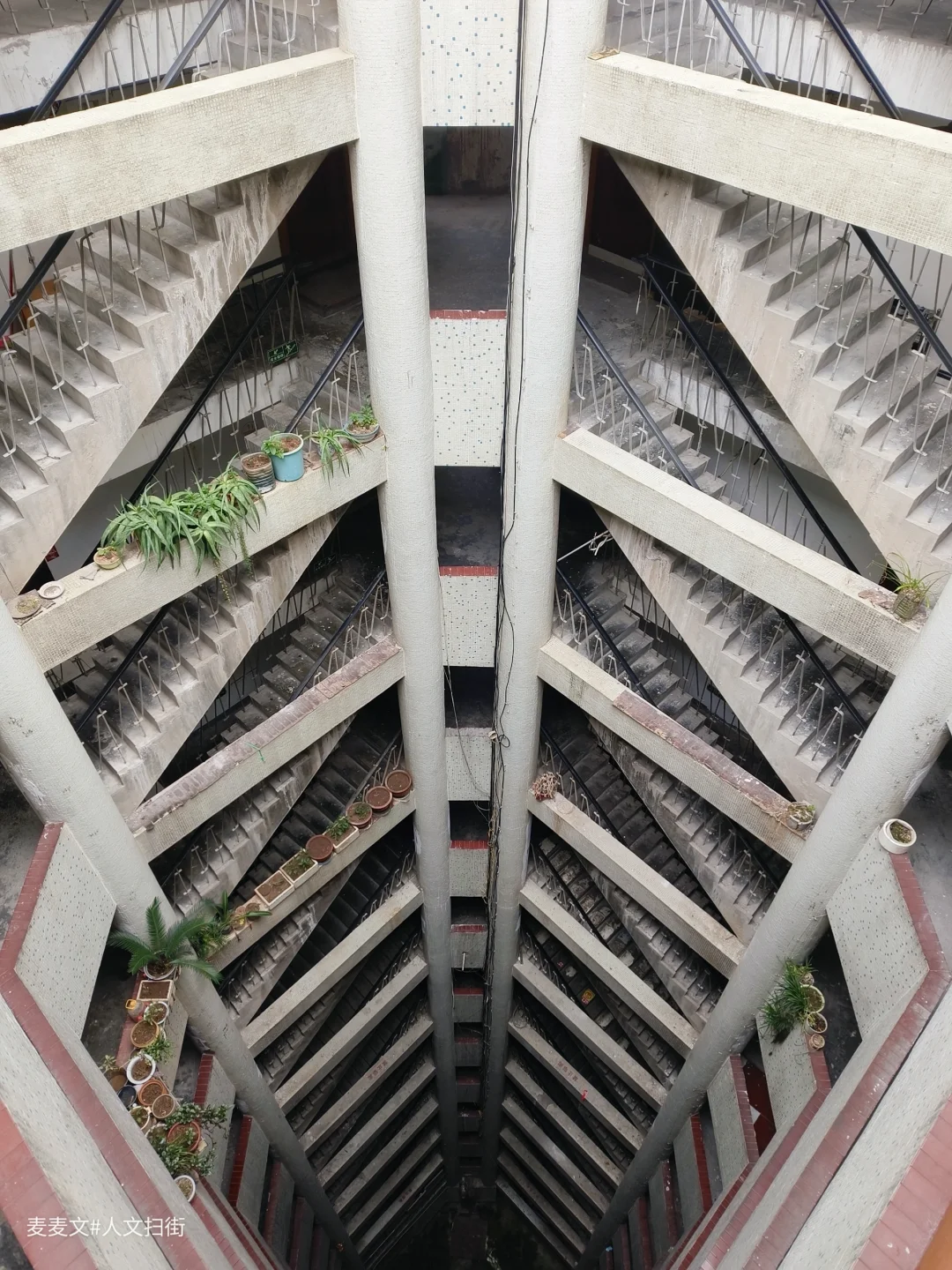 【南岸】魔幻天井楼找到电影里的平行世界