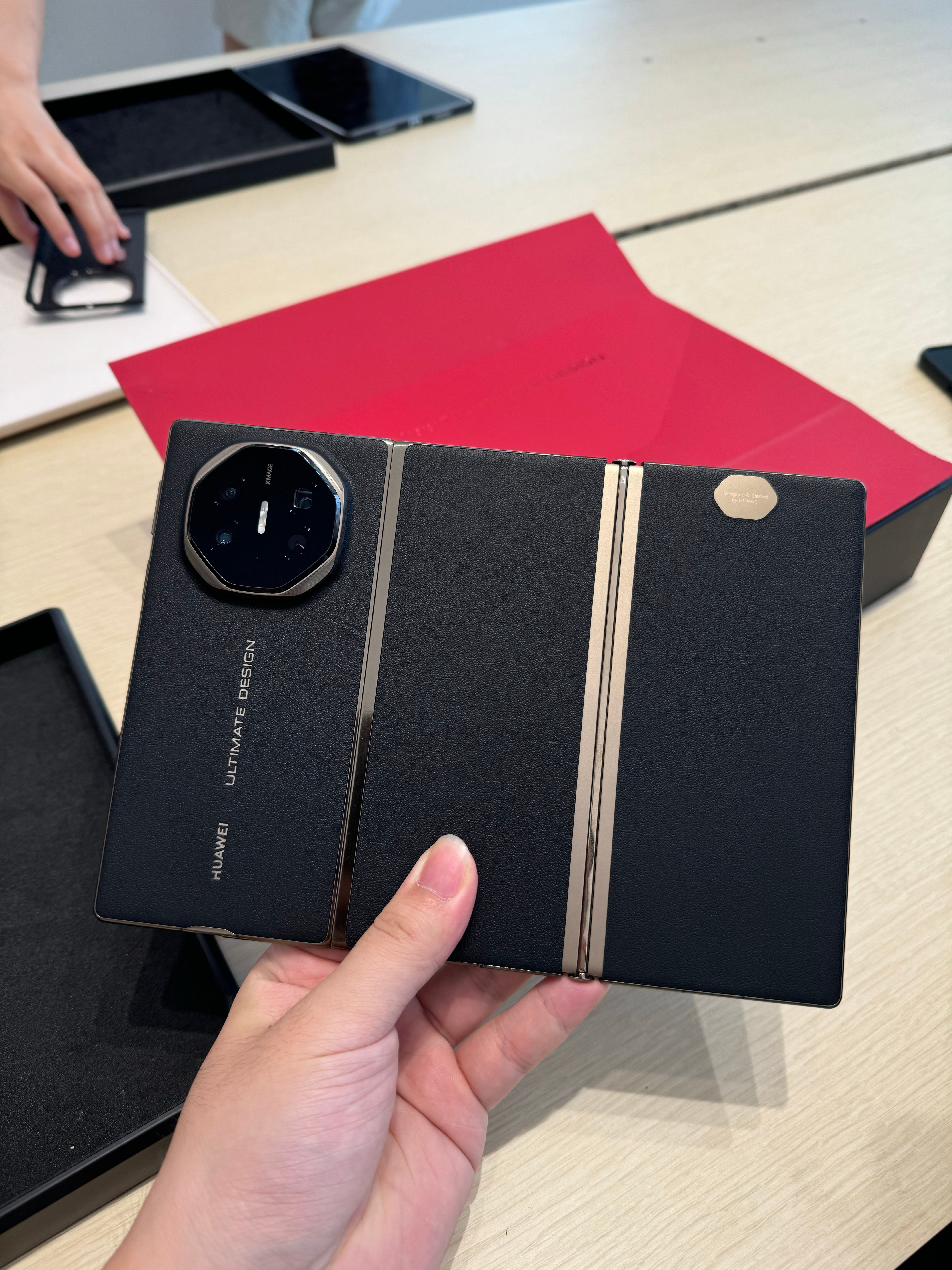 #余承东交付首批华为三折叠#  华为Mate XT 非凡大师手机发布，尽管价格不