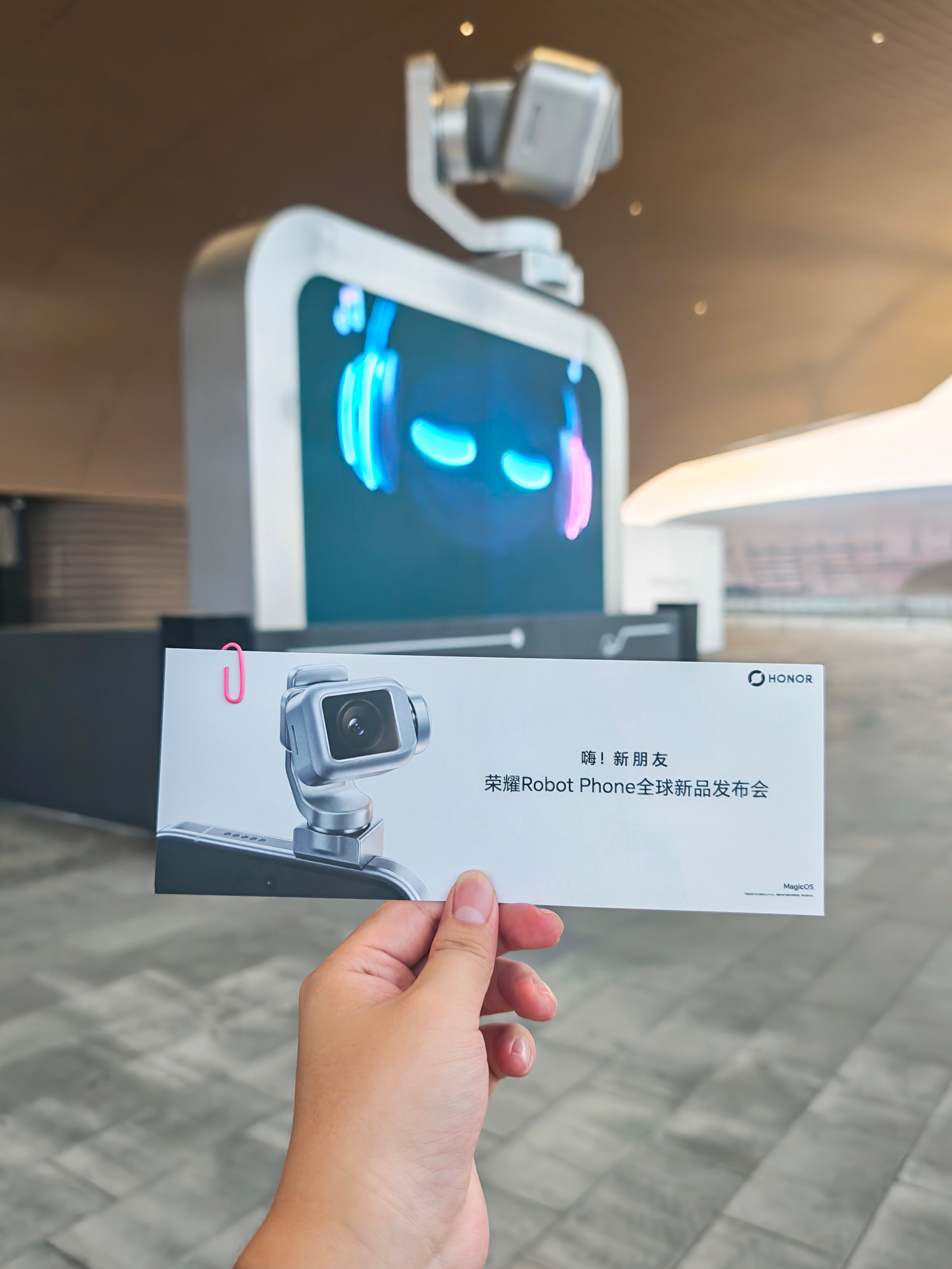 荣耀 Robot Phone 这次确实不太像传统意义上的手机。它把云台真正装进了