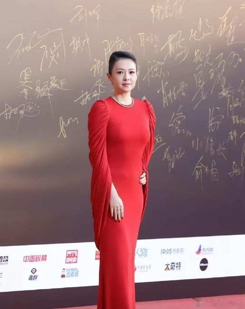章子怡此次出镜好像真的胖了，你不说我都以为是李湘 