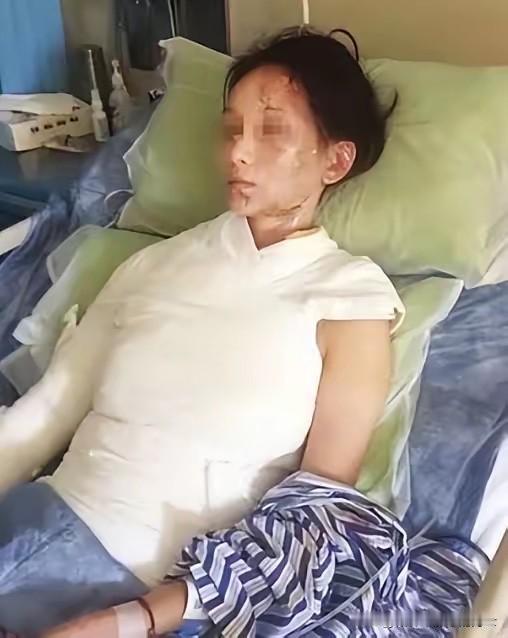 “这就是嘴欠的下场！”浙江温州一家火锅店，女顾客林某因加汤多等了五分钟，指着服务