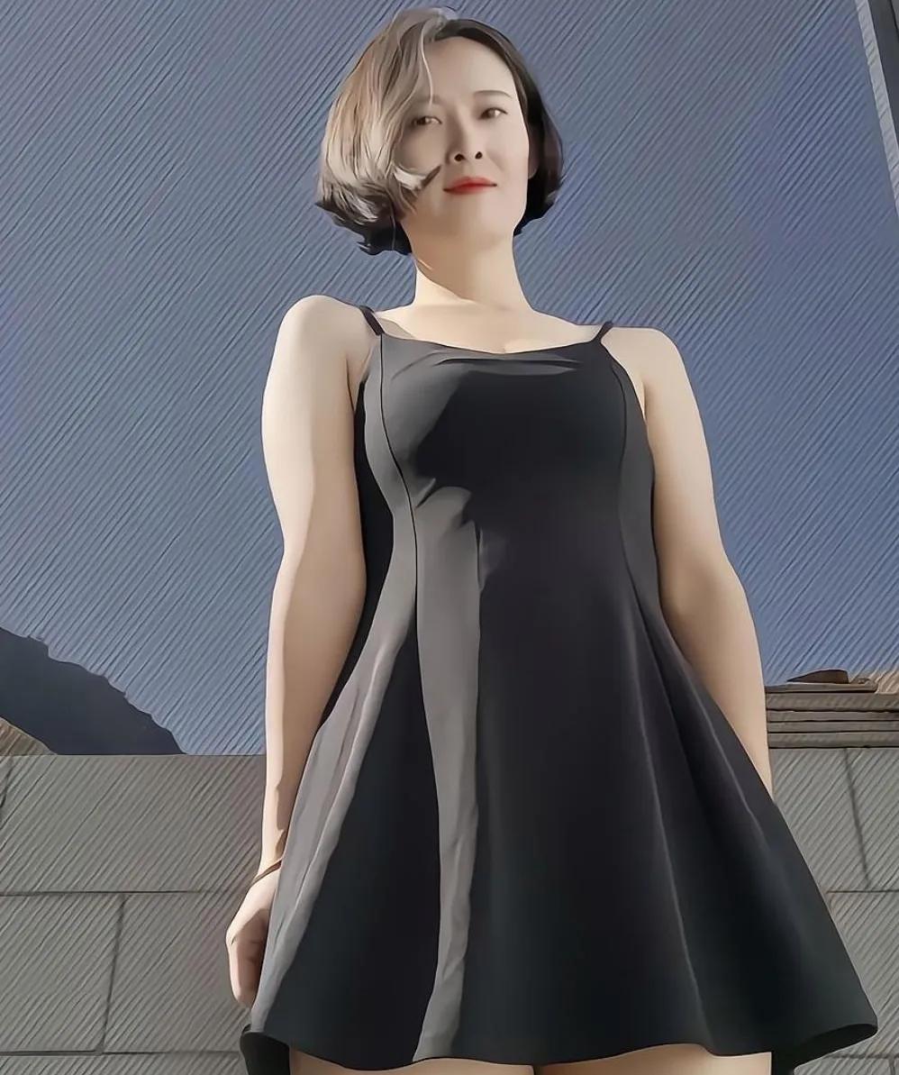 秘密花园：闺蜜的隐私
文/无冕诗人

闺蜜的隐私， 如深藏的花蕊。 在心底绽放，