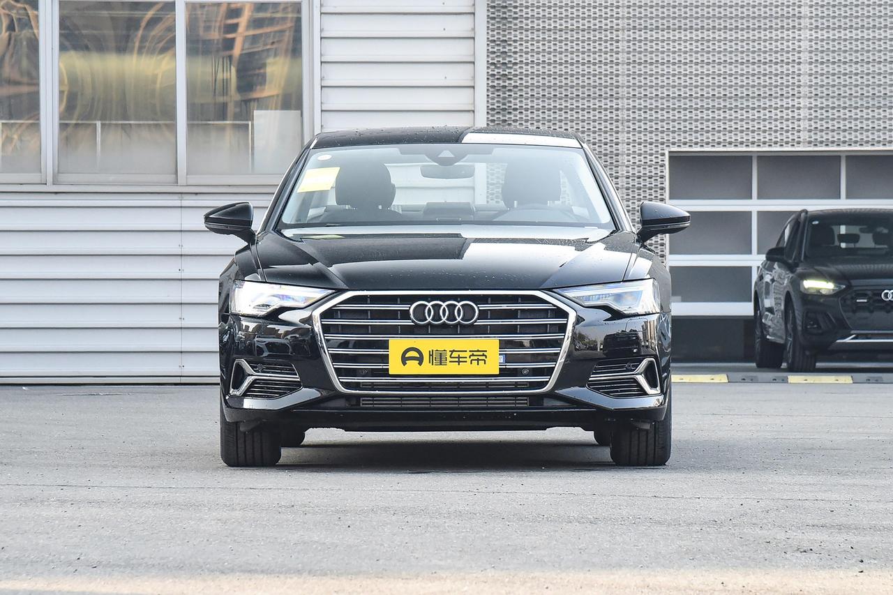 我前年提的2024款40TFSI入门版，落地32.8万，当时觉得保险贵、保养贵，