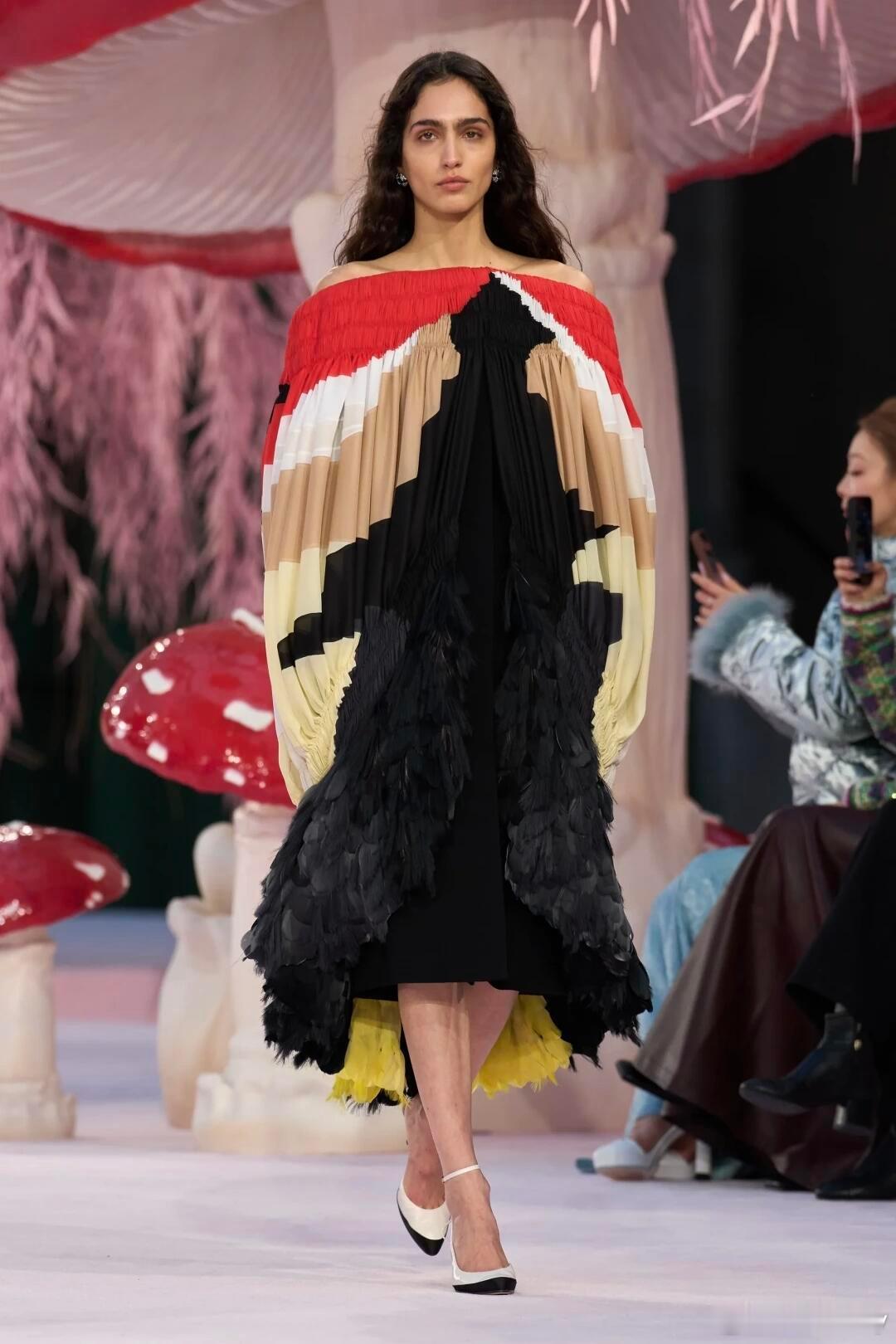 巴黎高定时装周 Chanel 2026春夏高定系列大秀繁复装饰，仅以柔和的淡调与