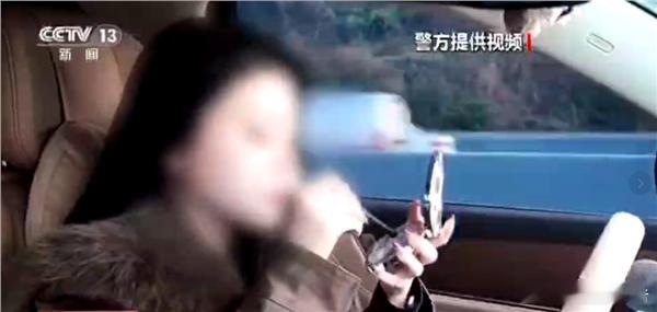 女司机用智能驾驶高速上化妆敬畏规则才是行车底线！辅助驾驶绝非自动驾驶，不能放任自