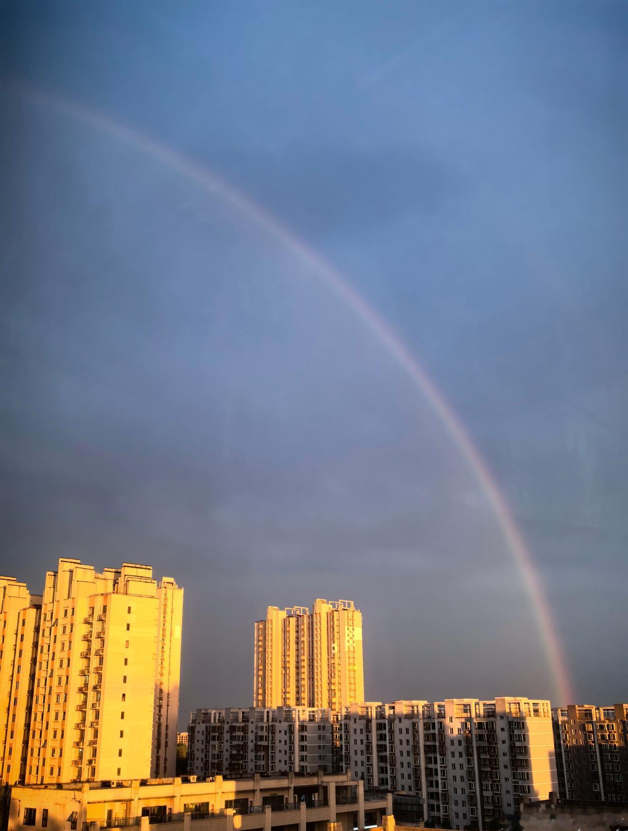 快抬头，北京雨后重现双彩虹景观。
北京雨后绝美双彩虹 ​​​