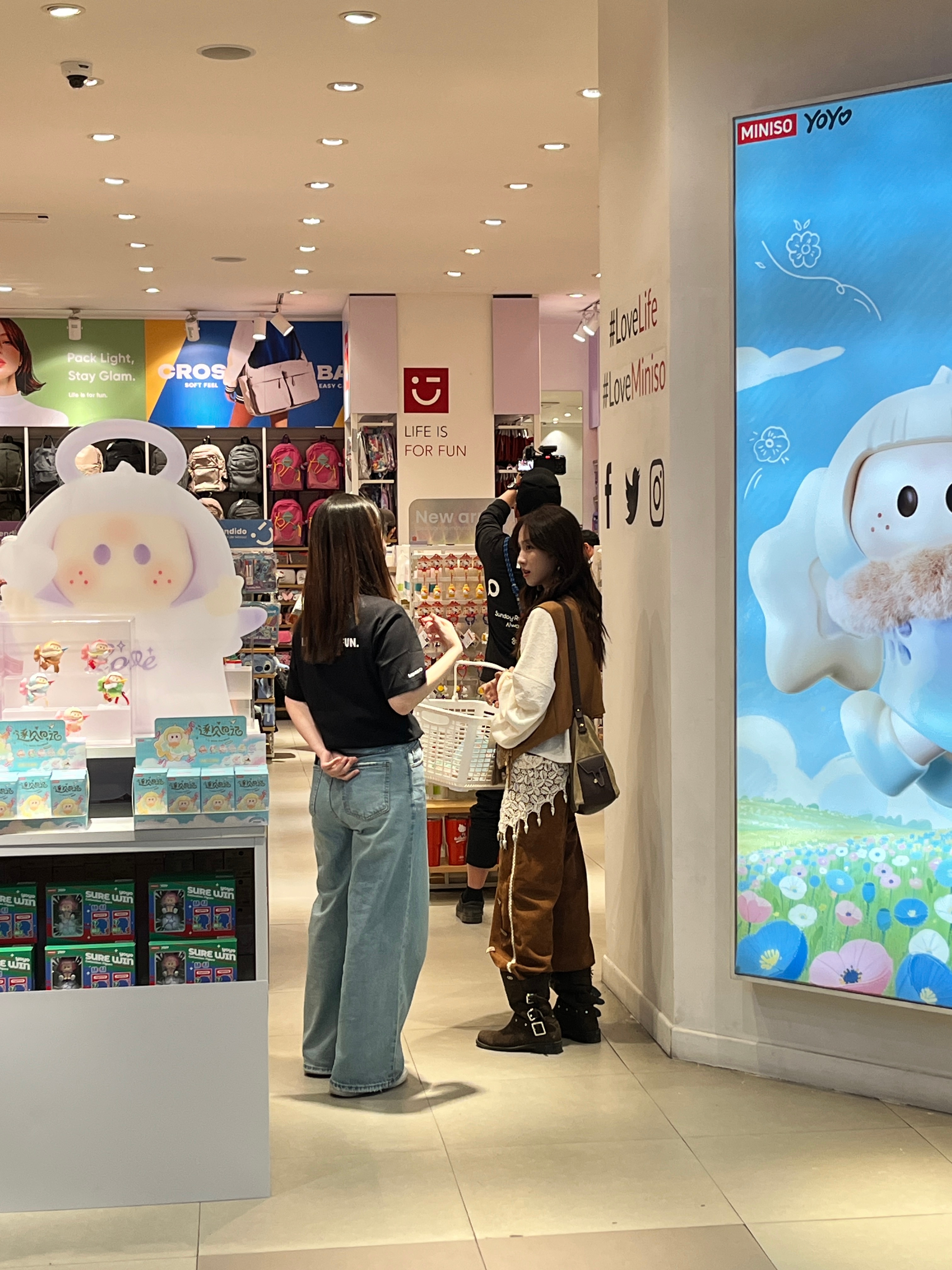 邓为墨西哥逛街背雷霆大包超好奇邓为入手了名创优品哪款好物，满心期待扒出同款！已经