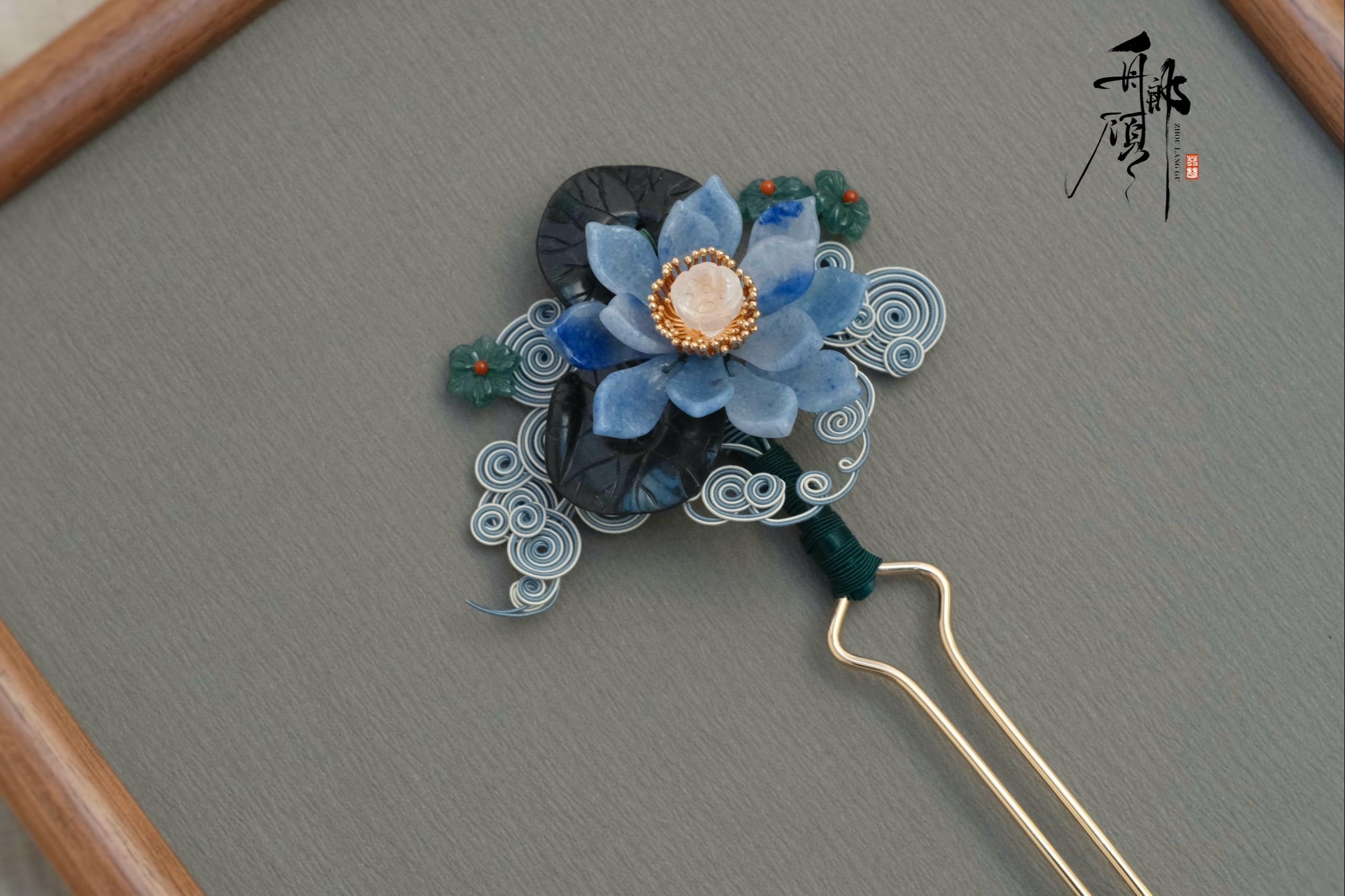 绕花丝做的传统波浪水纹，搭配天然石，在一支发钗上看到了「海晏河清」。
