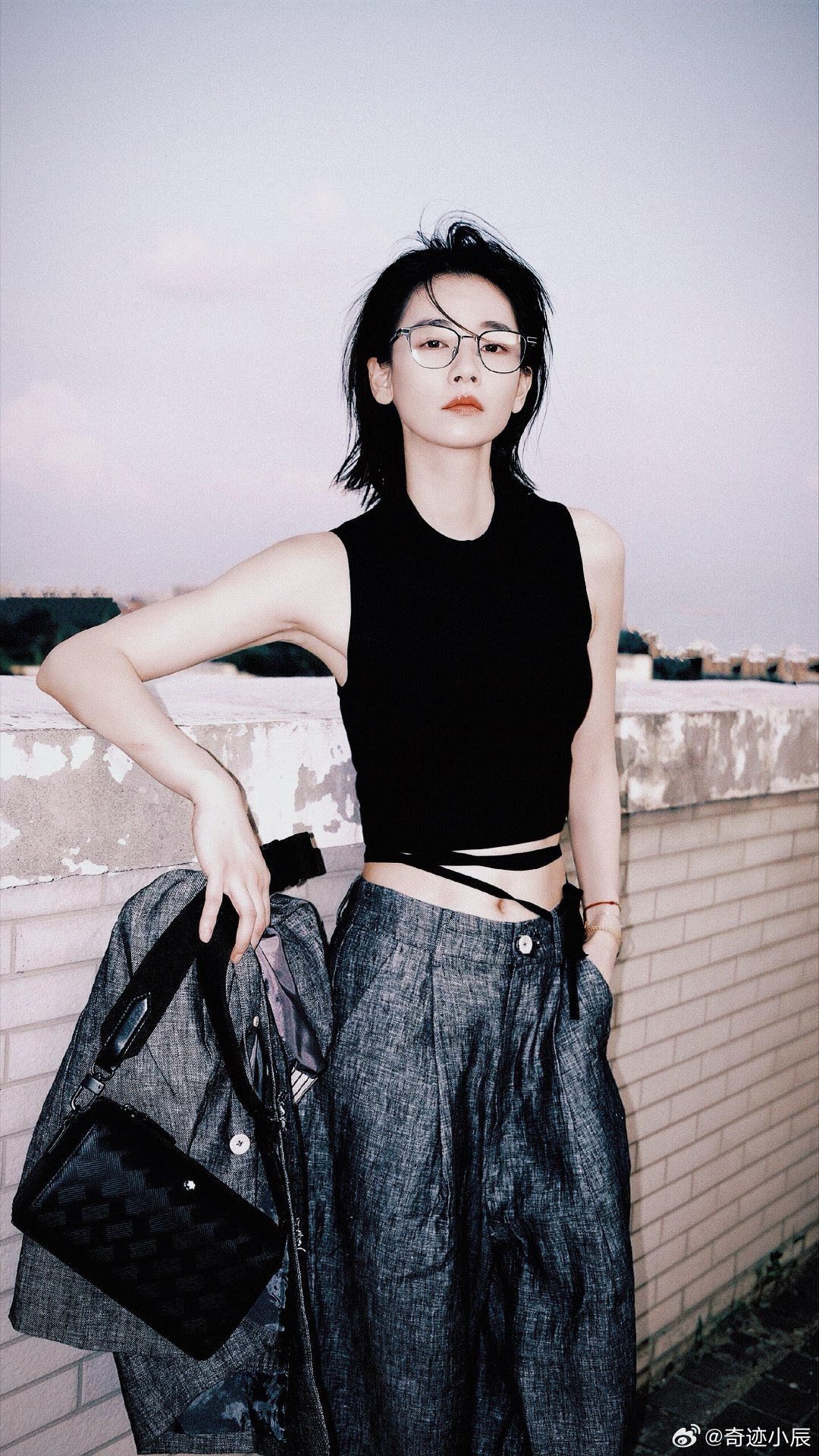 刘雅瑟见鲁豫紧张到手抖 雅瑟咱都是大明星了，见鲁豫别紧张呀！你的实力和魅力早该让