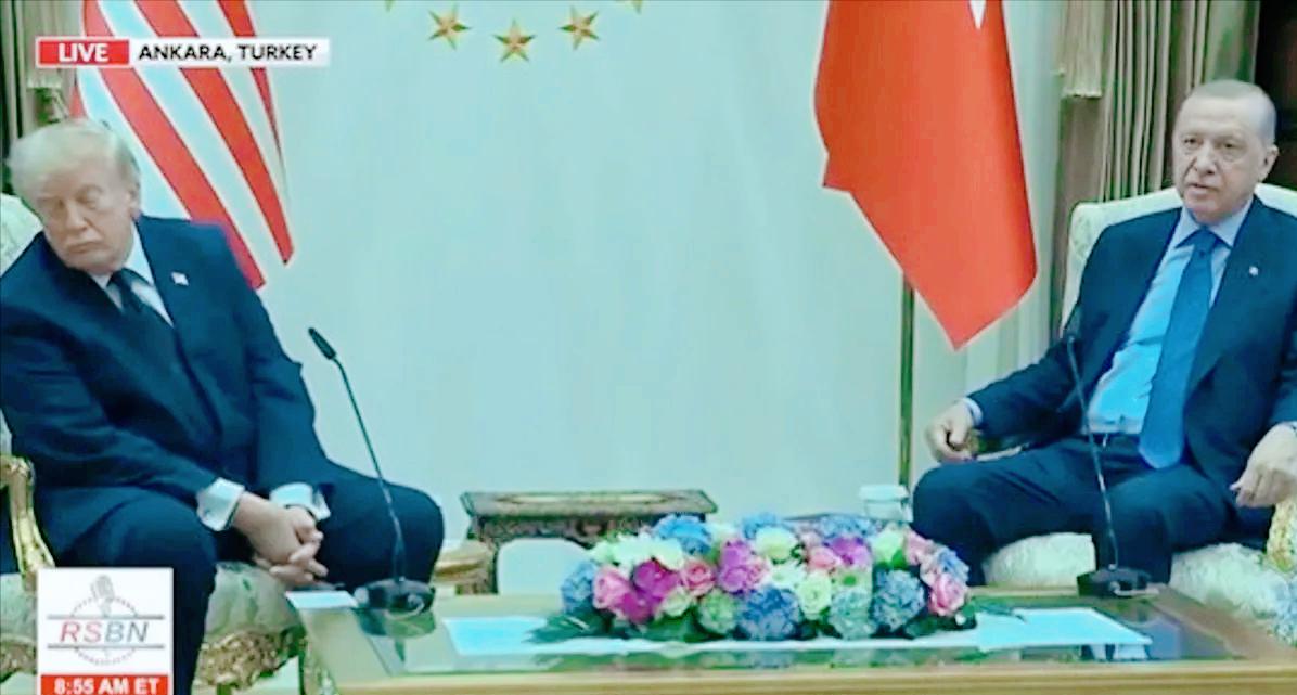 7月7日，特朗普在土耳其安卡拉会见埃尔多安时昏昏欲睡，虽然他努力想睁开眼睛，坐直