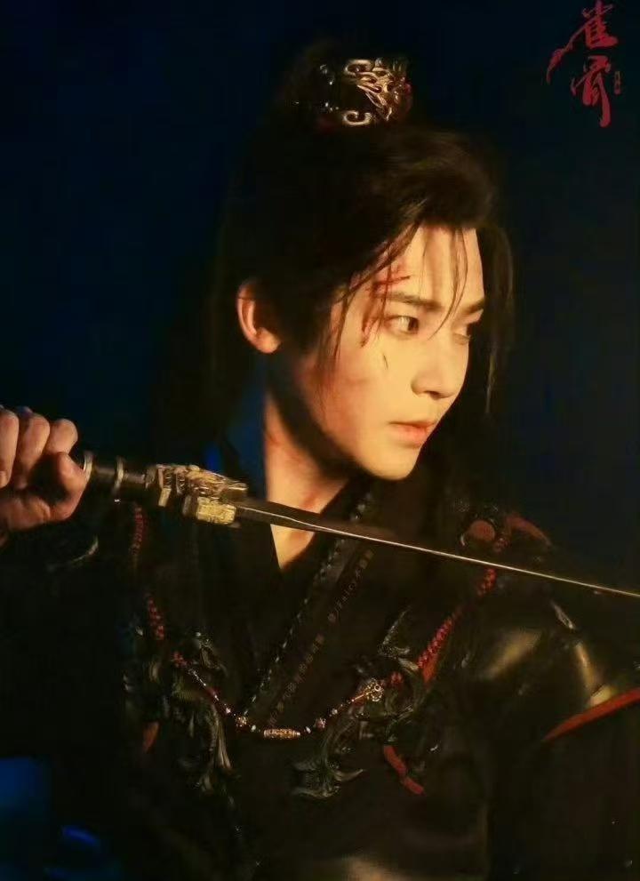 做侯明昊的女主都不用下地 真的要夸夸侯明昊的臂力和技巧，抱女主的时候又稳又好看，