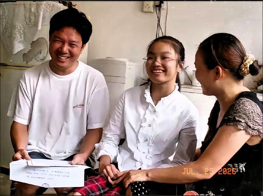 王虹与父亲王应文、母亲肖闰鸾，16岁拿到北大通知书时，一家三口唯一同框公开照片，