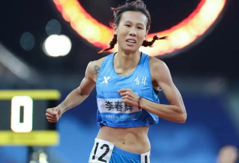 李春辉太猛了，从第5升至第2晋级亚运会女子800米决赛！
北京时间9月28日，亚