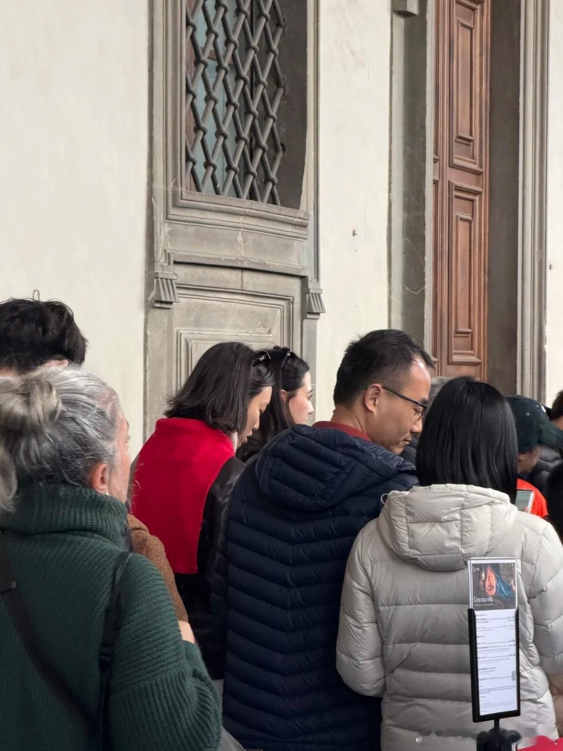 网友一抬头发现前面是娜然和霍启山！！！！！！这个头抬猛了，网友在乌菲兹美术馆排队