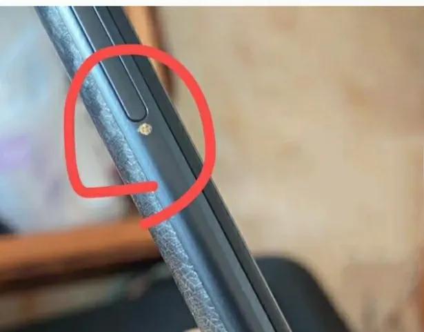 真搞不懂手机卡槽为什么要这样设计，这不！牙签一捅就断里面了，搞了快两个小时了也没