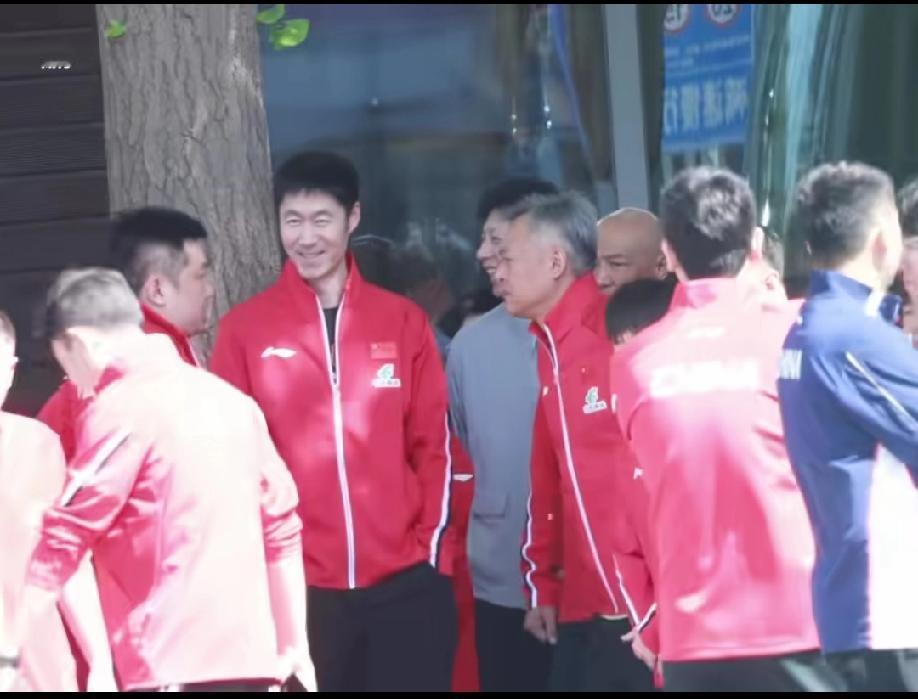 国乒出发了，最骄傲的人不是王皓，也不是马琳，而是王励勤。

他穿着队服，双手插兜